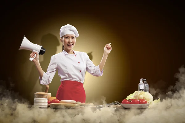 Asiatico femmina cuoco holding megafono — Foto Stock