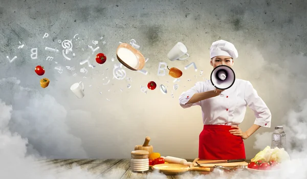 Aziatische vrouwelijke cook bedrijf megafoon — Stockfoto