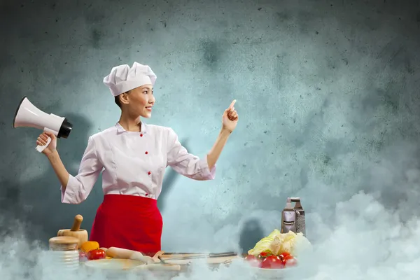 Megafon gospodarstwa Azji kobieta kucharz — Zdjęcie stockowe