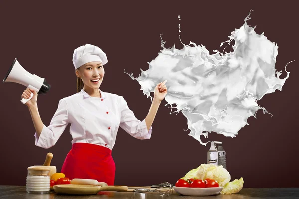 Asiatique femelle cuisinier holding megaphone — Photo