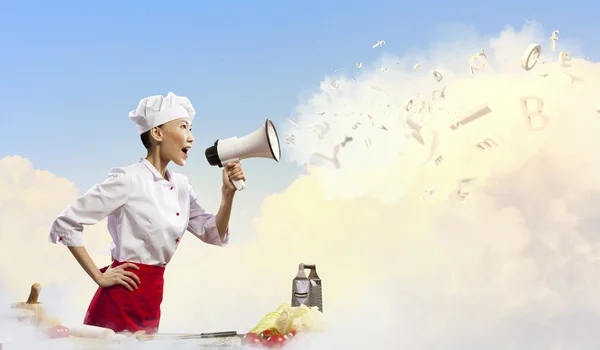Asijské ženy kuchař hospodářství megafon — Stock fotografie