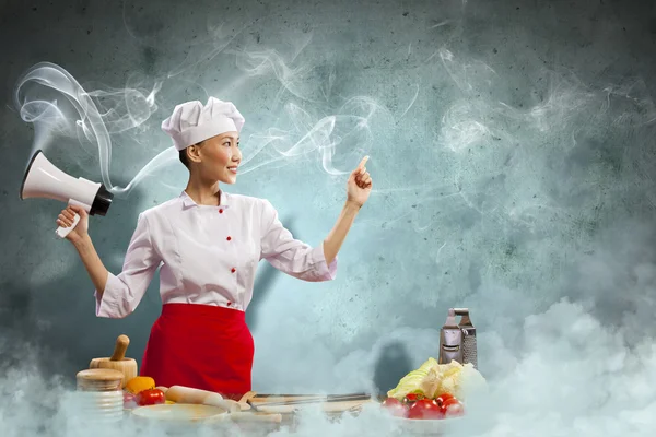 Asiatiska kvinnliga kock anläggning MegaFon — Stockfoto