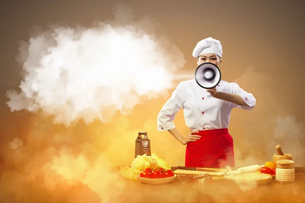 Asiática fêmea cozinhar segurando megafone — Fotografia de Stock