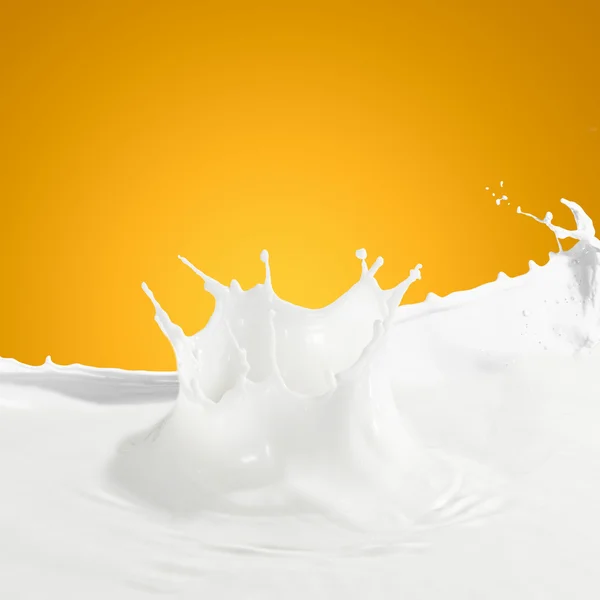 Pouring milk splash — Stock Photo, Image