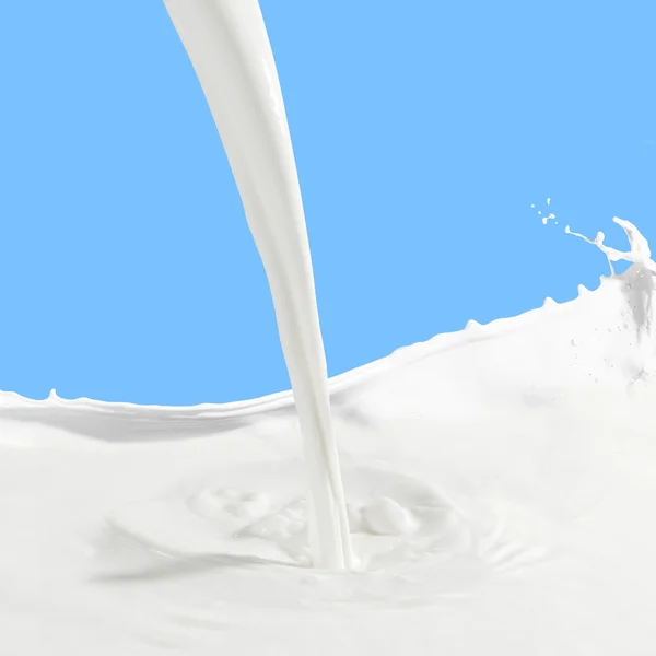 Gieten melk splash — Stockfoto