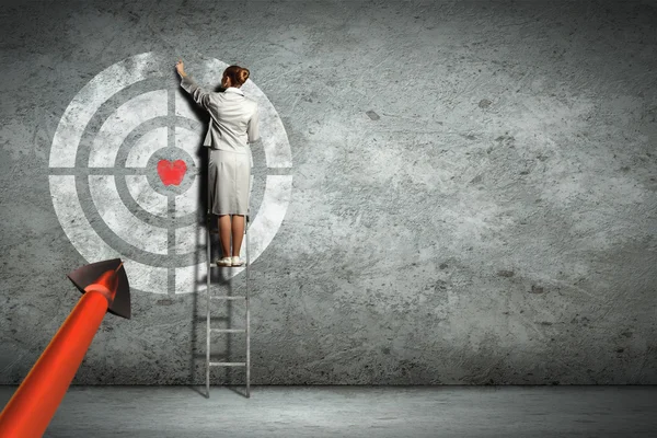 Mujer de negocios apuntando objetivo — Foto de Stock