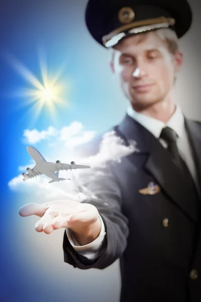 Bild des Piloten mit Flugzeug in der Hand — Stockfoto