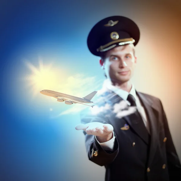 Изображение пилота с самолетом в руке — стоковое фото