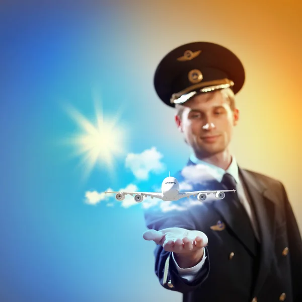 Afbeelding van piloot met vliegtuig in hand — Stockfoto