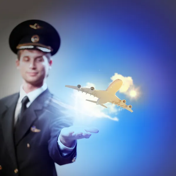 Imagen del piloto con avión en la mano — Foto de Stock
