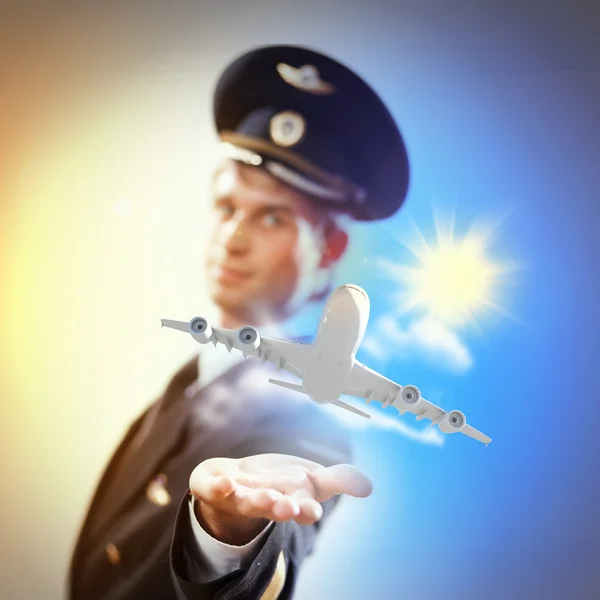 ภาพของนักบินที่มีเครื่องบินอยู่ในมือ — ภาพถ่ายสต็อก