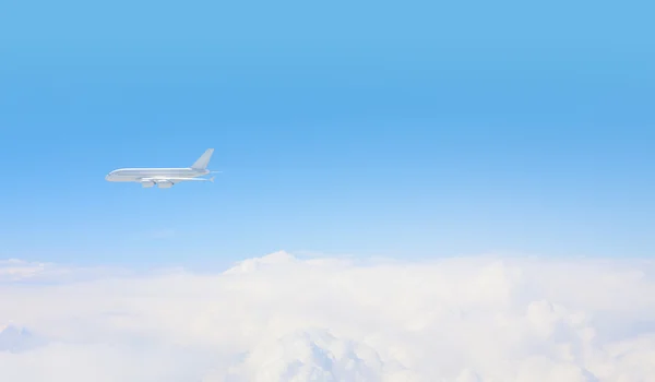 Изображение самолета в небе — стоковое фото