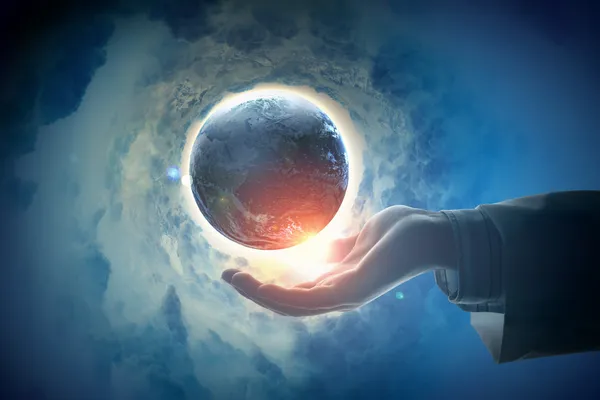 Kép a Föld bolygó és a kéz — Stock Fotó