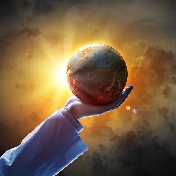 Bild av jorden planet på hand — Stockfoto