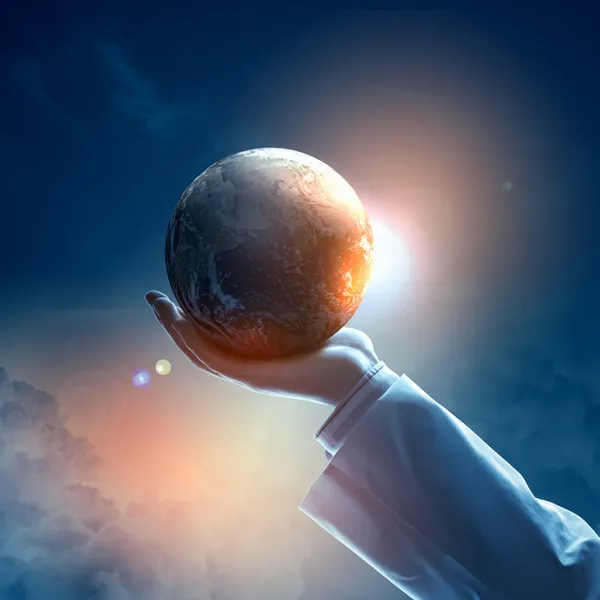 Kép a Föld bolygó és a kéz — Stock Fotó
