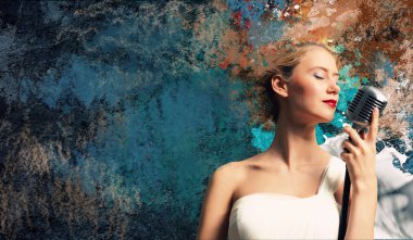 kadın şarkıcı görüntüsü