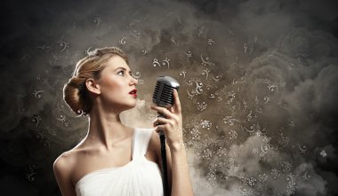 sarışın kadın şarkıcı