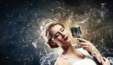 sarışın kadın şarkıcı