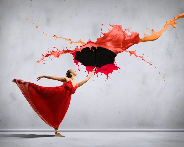 Tancerz w latające satynowa sukienka z parasolem — Zdjęcie stockowe