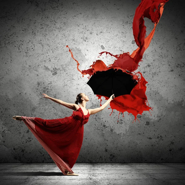 Balett-táncos, szatén ruha esernyővel közlekedő — Stock Fotó
