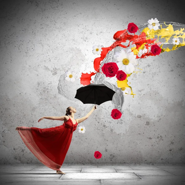 Tancerz w latające satynowa sukienka z parasolem — Zdjęcie stockowe
