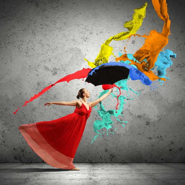 Balletdanser in vliegen satijnen jurk met paraplu — Stockfoto