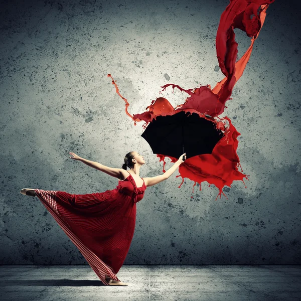 Baletka v létání Saténové šaty s deštníkem — Stock fotografie
