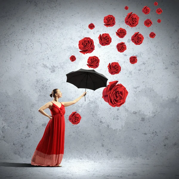 Ballet danseur en robe de satin volant avec parapluie — Photo