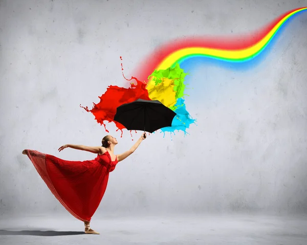 Balletttänzerin im fliegenden Seidenkleid mit Regenschirm — Stockfoto