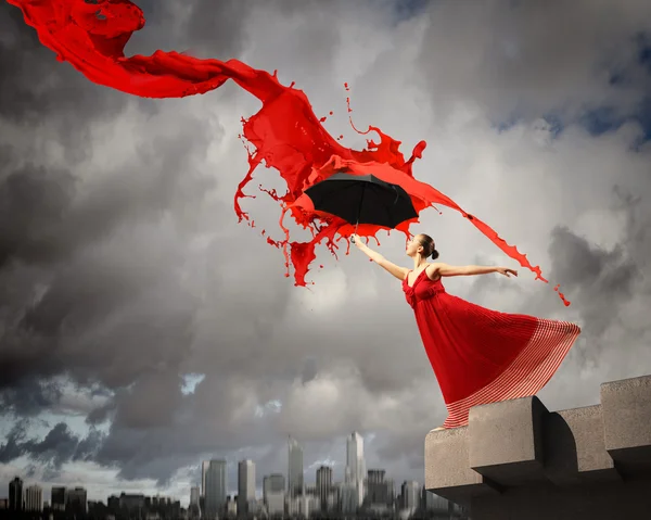 Ballet danseur en robe de satin volant avec parapluie — Photo