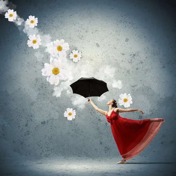 Balletttänzerin im fliegenden Satinkleid mit Regenschirm — Stockfoto