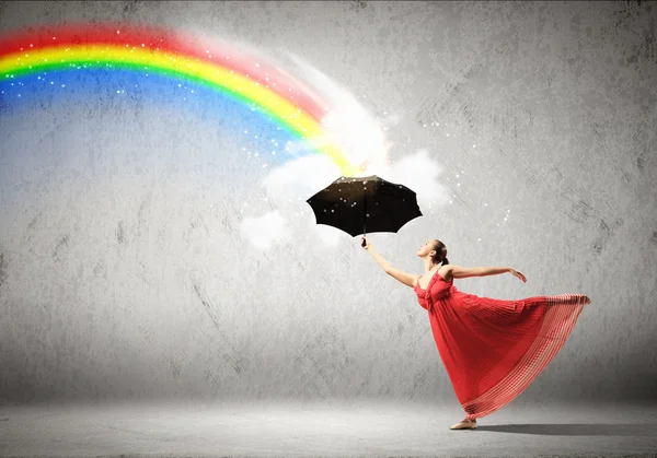 Balletttänzerin im fliegenden Seidenkleid mit Regenschirm — Stockfoto