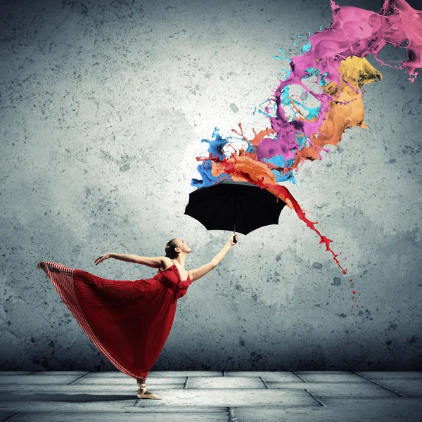 Dançarina de balé em vestido de cetim voador com guarda-chuva — Fotografia de Stock