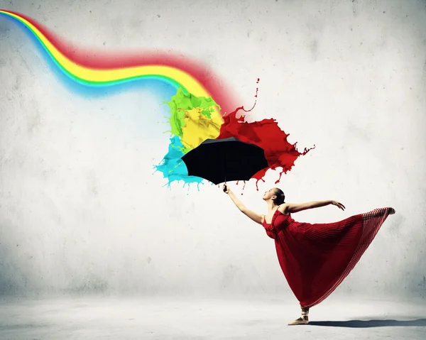 Dançarina de balé em vestido de seda voadora com guarda-chuva — Fotografia de Stock