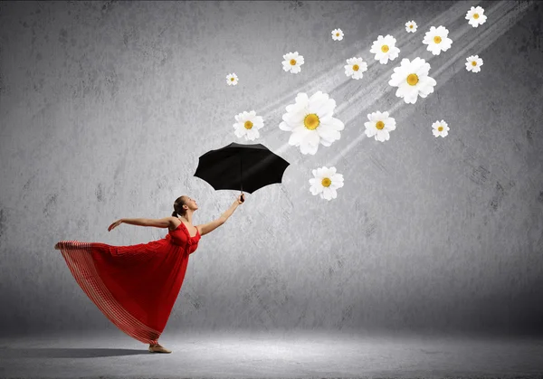 Ballet danseur en robe de satin volant avec parapluie — Photo