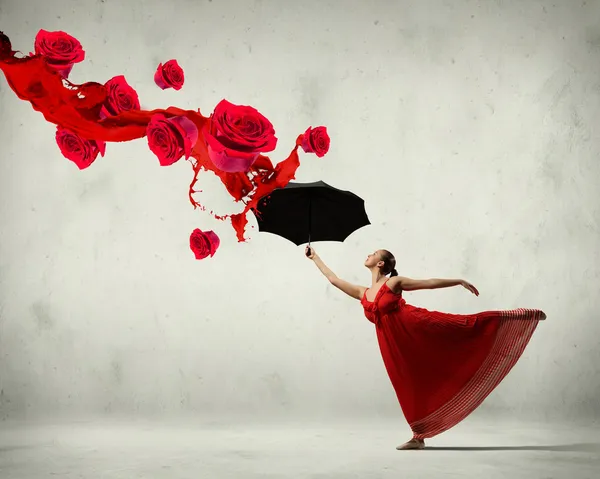 Balletttänzerin im fliegenden Satinkleid mit Regenschirm — Stockfoto