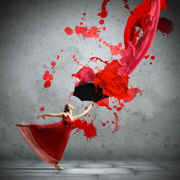 นักเต้นบัลเล่ต์ในชุดซาตินบินพร้อมร่ม — ภาพถ่ายสต็อก