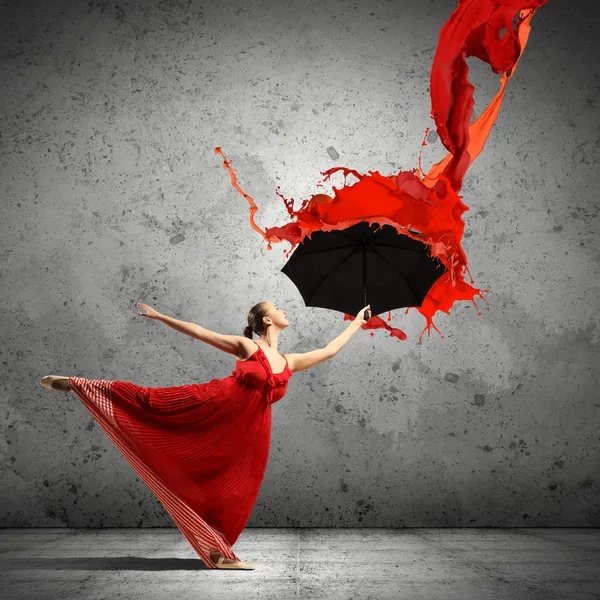 Balletttänzerin im fliegenden Satinkleid mit Regenschirm — Stockfoto