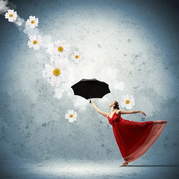 Ballerino in abito di raso volante con ombrello — Foto Stock