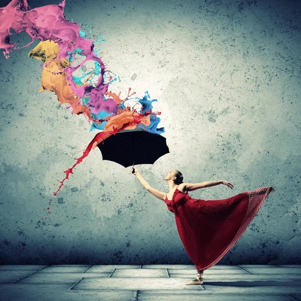 Bailarina de ballet en vestido de raso volador con paraguas — Foto de Stock
