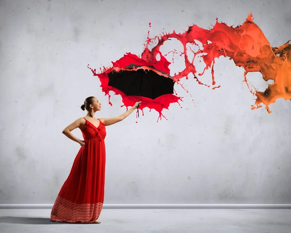 Ballet danseur en robe de satin volant avec parapluie — Photo