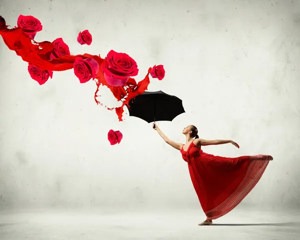 Bailarina de ballet en vestido de raso volador con paraguas —  Fotos de Stock