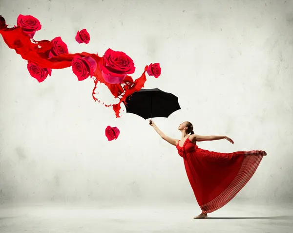 Dançarina de balé em vestido de cetim voador com guarda-chuva — Fotografia de Stock