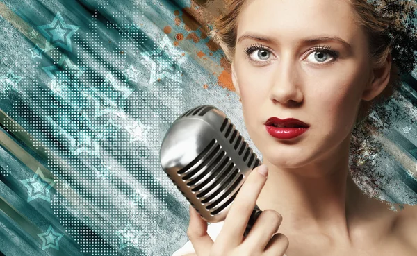 kadın şarkıcı görüntüsü