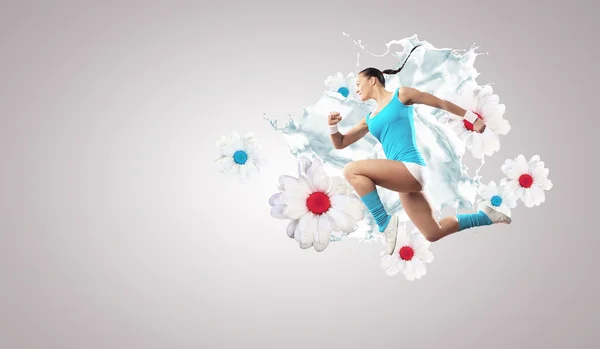 Spor kadının jumping resim — Stok fotoğraf