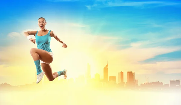 Образ спортивной женщины-прыгуна — стоковое фото