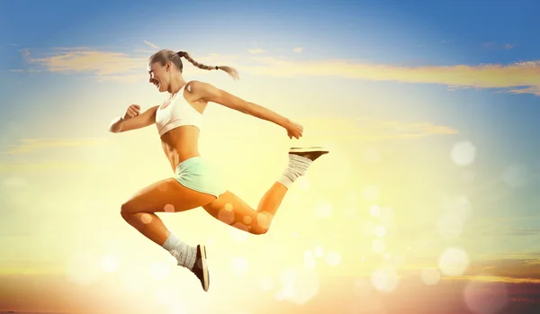 Bild der Sportlerin Springen — Stockfoto