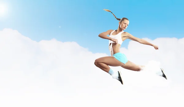 Gambar olahraga wanita melompat — Stok Foto