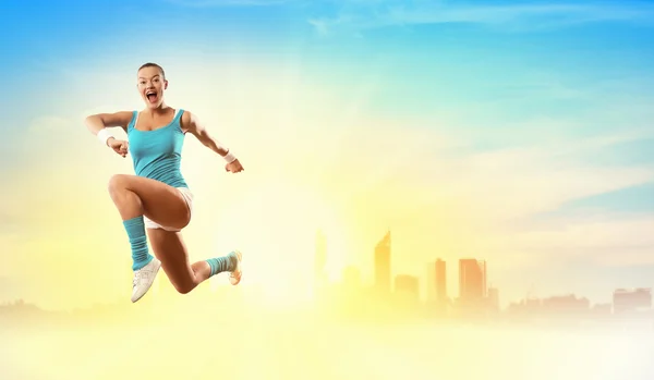 Spor kadının jumping resim — Stok fotoğraf