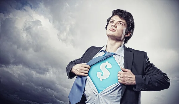 Hombre de negocios mostrando traje de superman debajo de la camisa — Foto de Stock